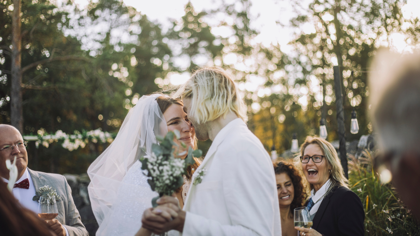 How much does it really cost to throw a spring wedding?